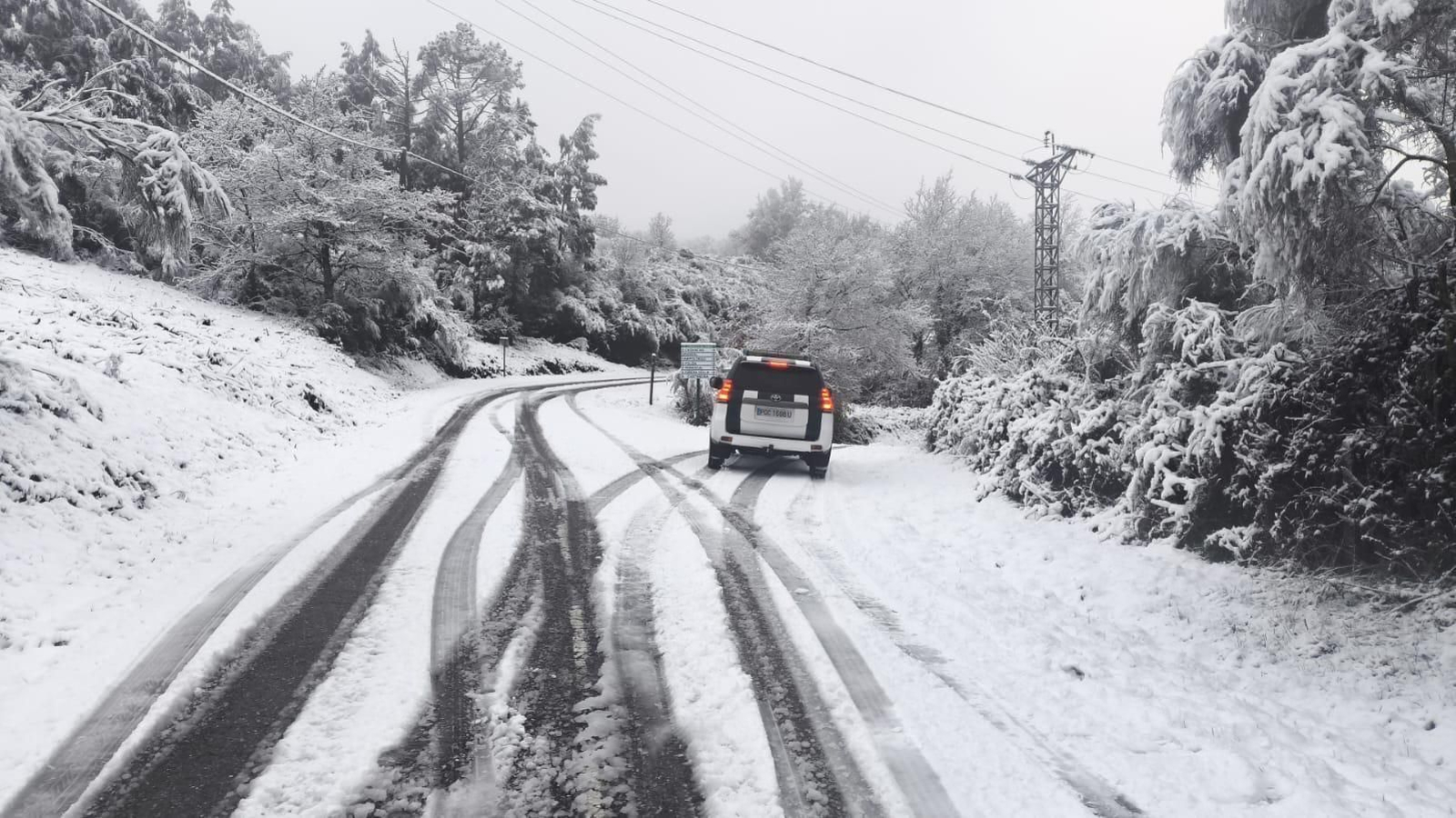 Galería | La nieve da la bienvenida al invierno en A Cañiza