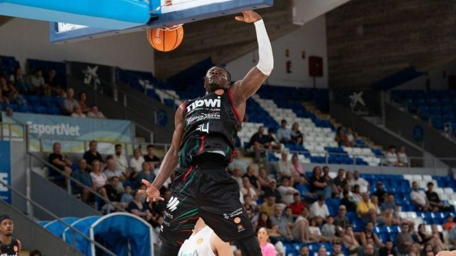 Kande machaca durante el partido frente al Cantabria.