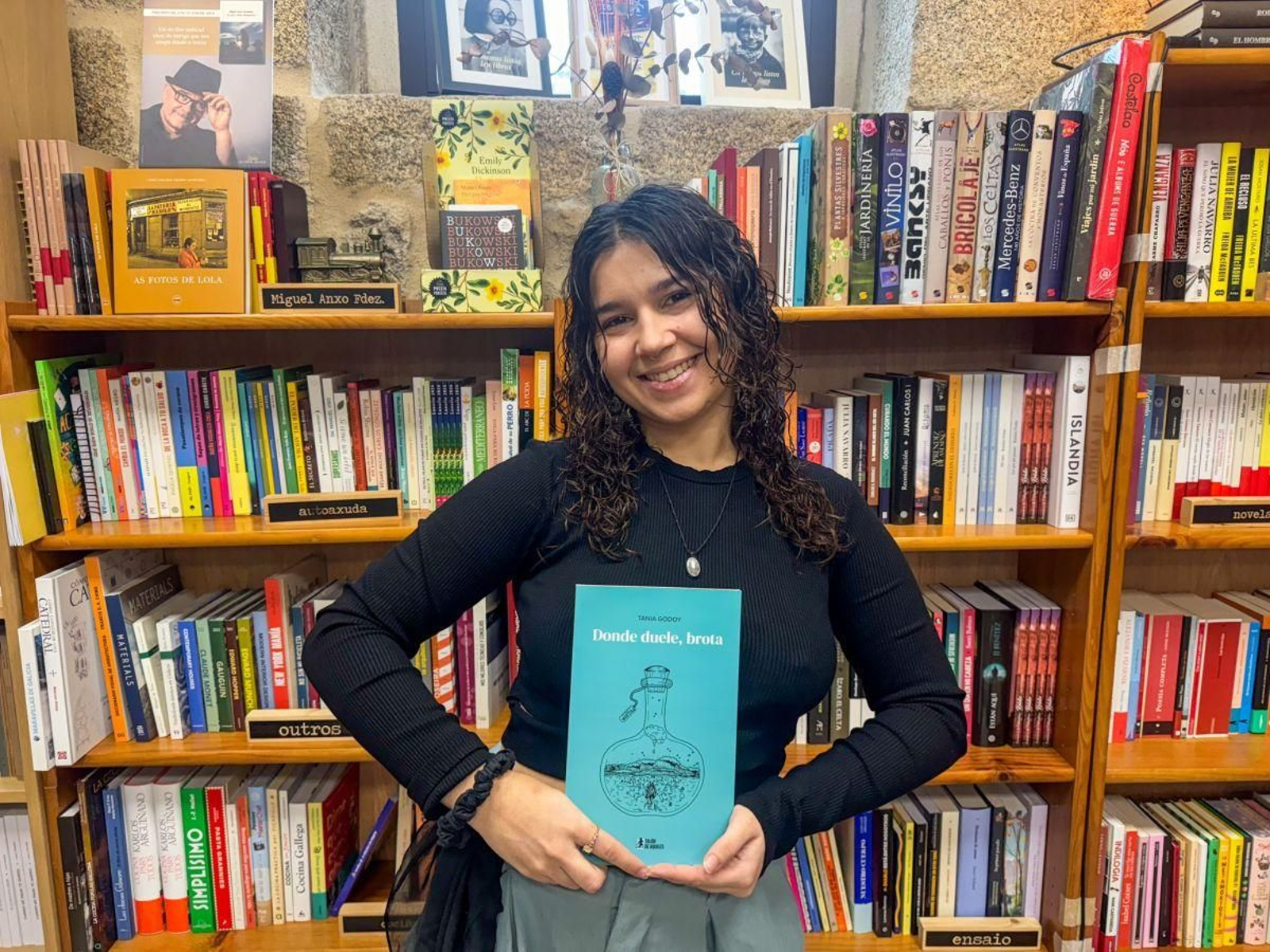 Tania Godoy, carballiñesa, ha presentado en la librería Escolma su primera obra publicada.