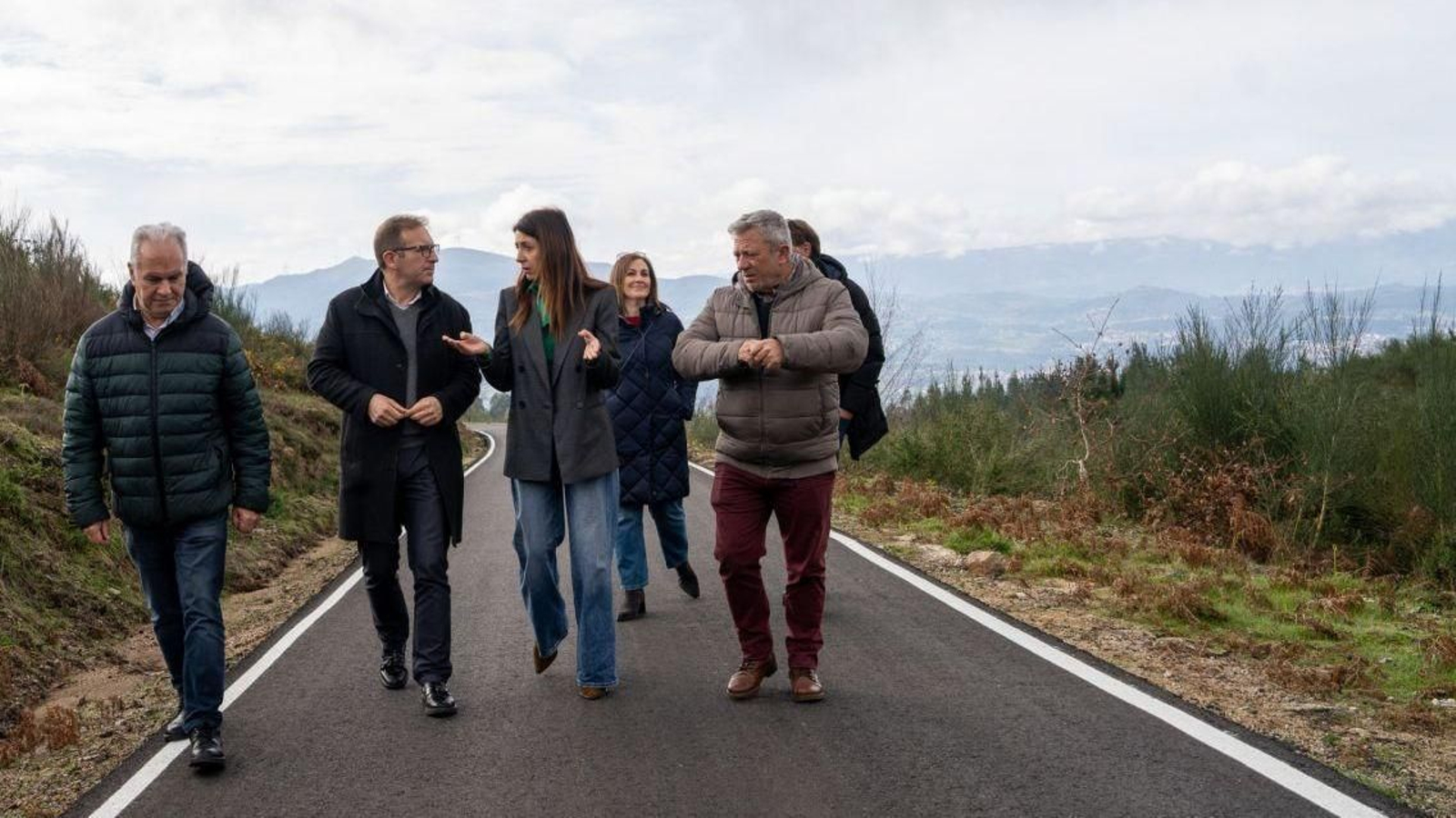 Conselleira y alcalde, recorren la carretera municipal de Pousadouro, recién asfaltada.