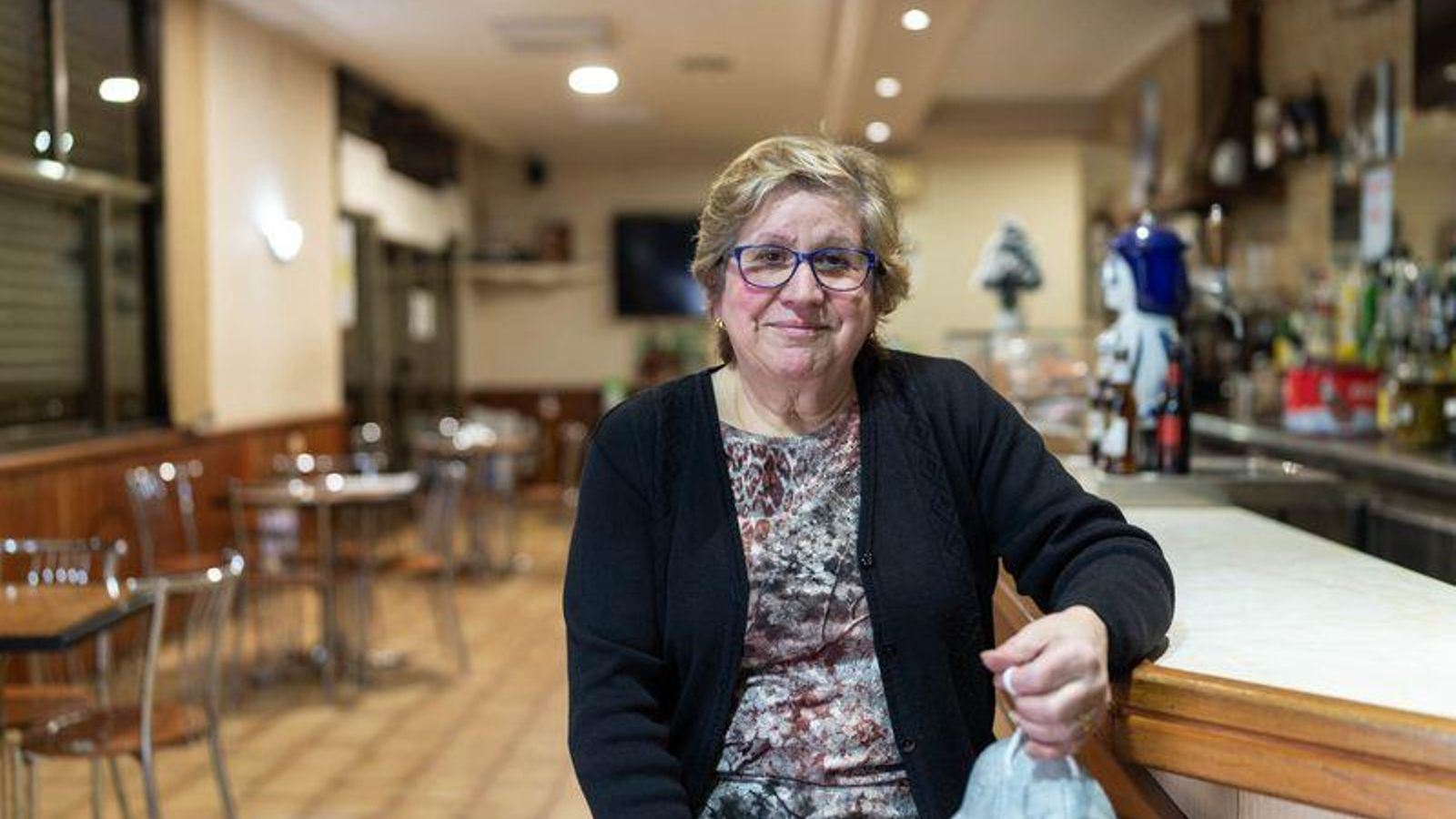 BARBADÁS (CAFÉ BAR LA FAROLA). 21/02/2021. OURENSE. Retrato de María Teresa Rodríguez, gerente del Bar La Farola que tras más de 40 años abierto, cierra sus puertas por jubilación y debido a la complicación de continuar el negocio con las restricciones derivadas de la pandemia de COVID-19. En la terraza de su domicilio, Teresa dedica una pancarta a sus clientes de toda la vida y a los que ya no están entre nosotros. FOTO: ÓSCAR PINAL 