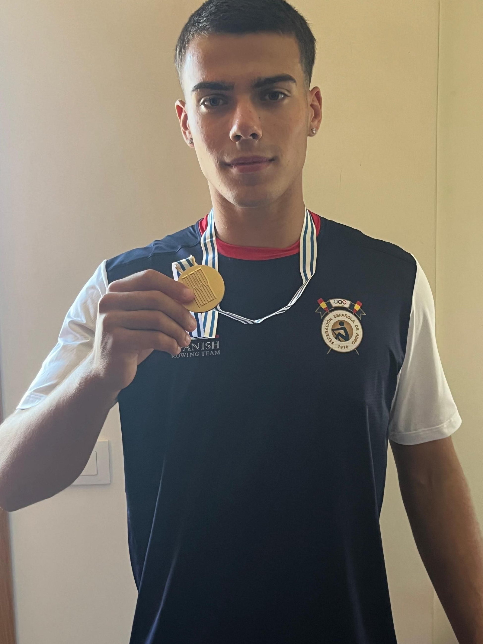Borja, feliz, posando con su medalla de campeón del mundo.