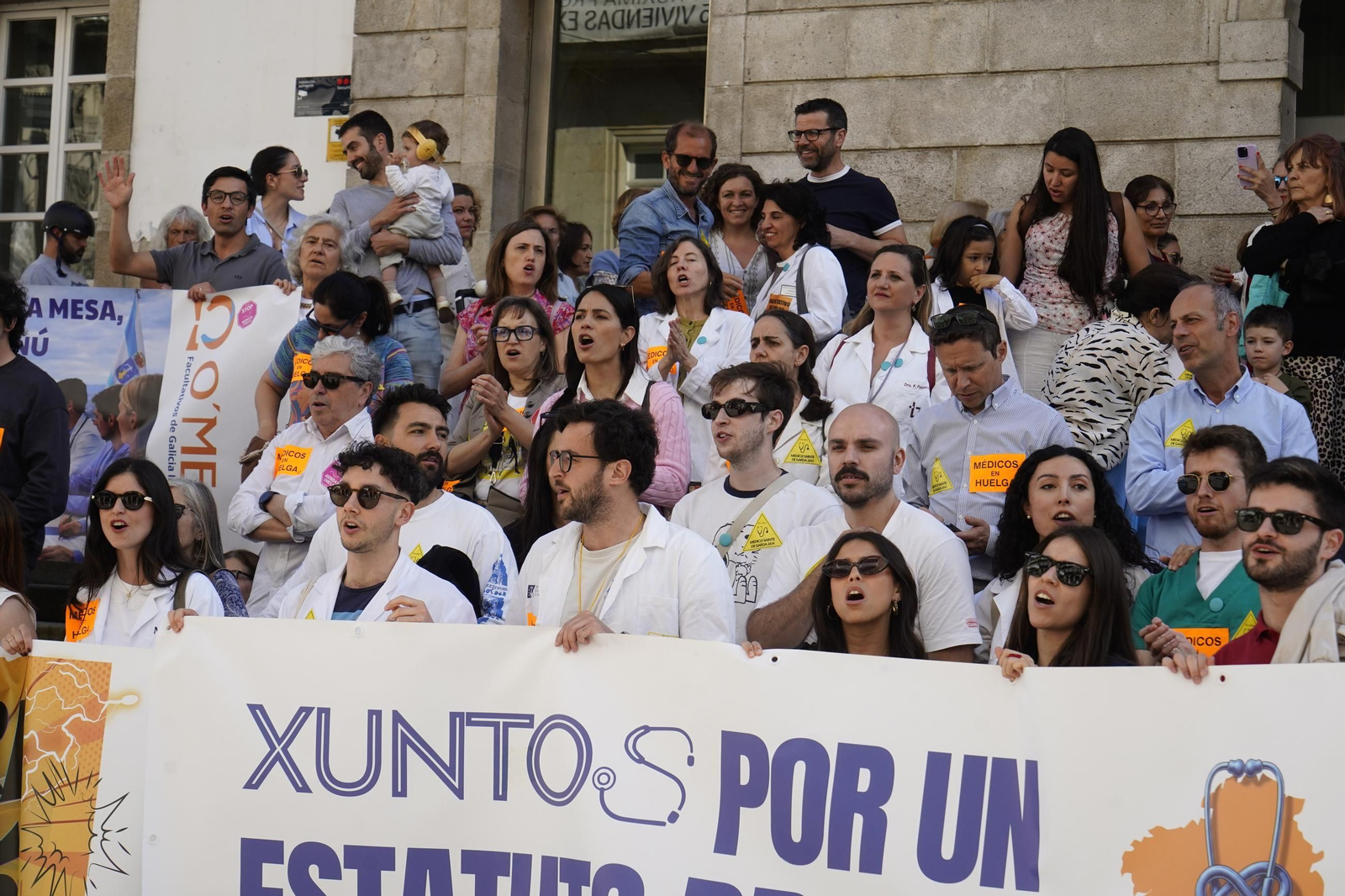 Los profesionales, en su mayoría jóvenes, se concentraron ante el Marco ayer por la tarde.