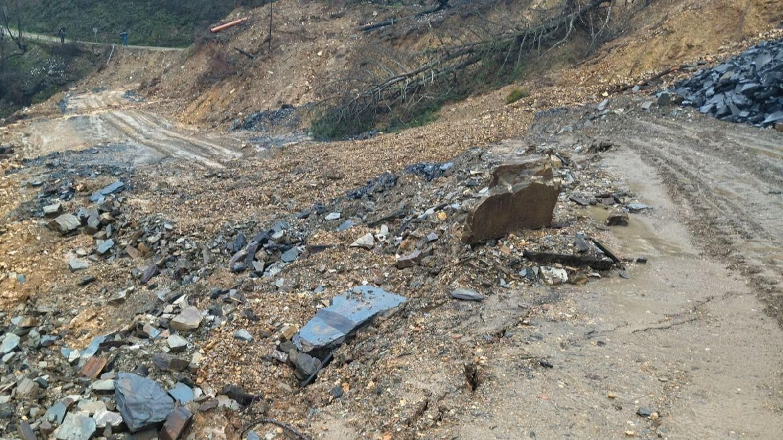 Imagen que ofrecía ayer la pista de emergencia abierta en San Vicente de Leira (Vilamartín).
