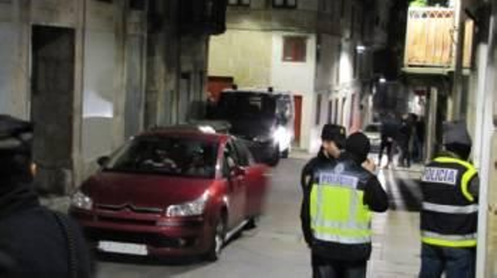 Momento del registro realizado en el bar A Revolta, situado en la calle Real.