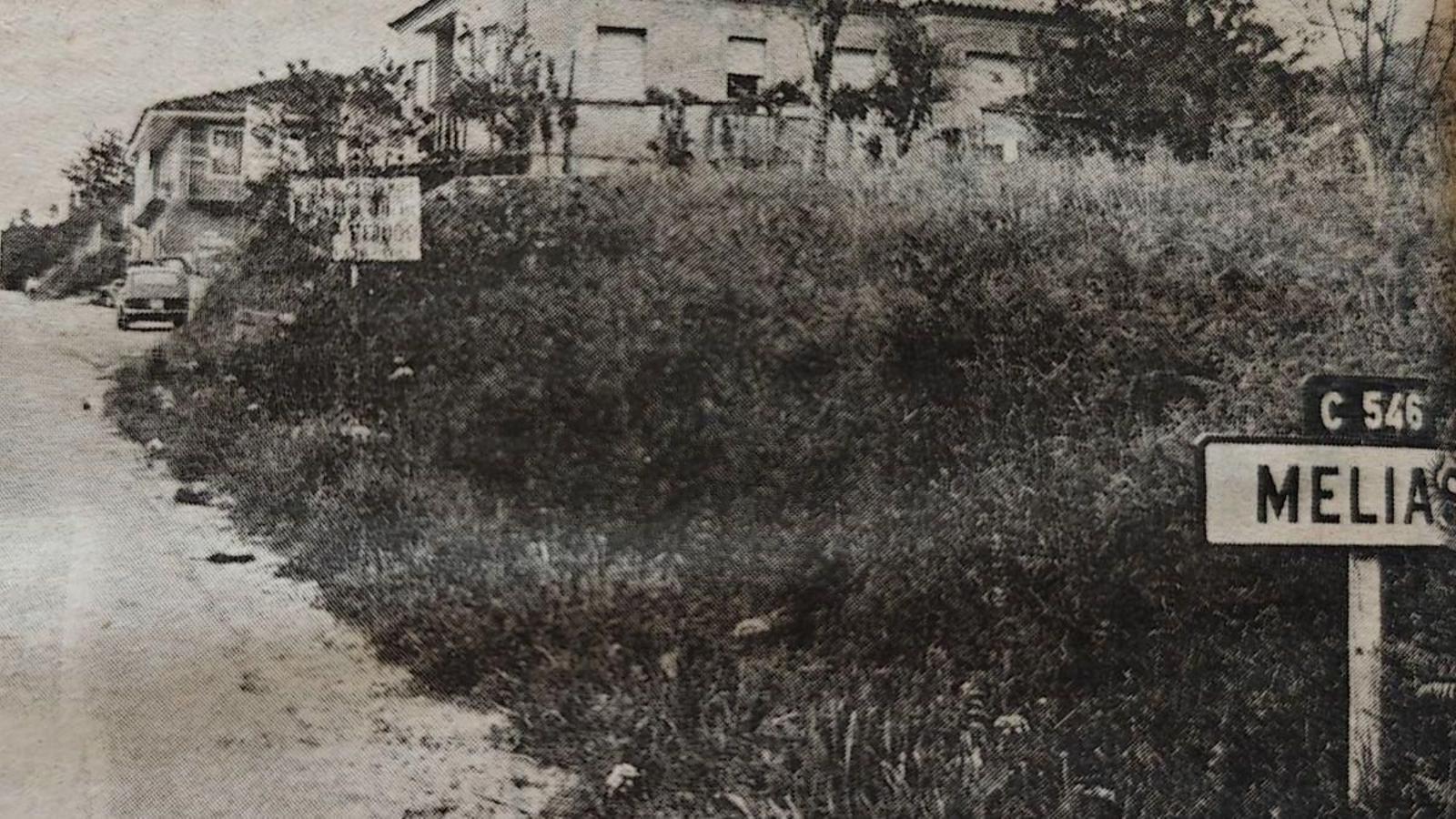 Llegada a Melias con el cartel indicador al fondo.
