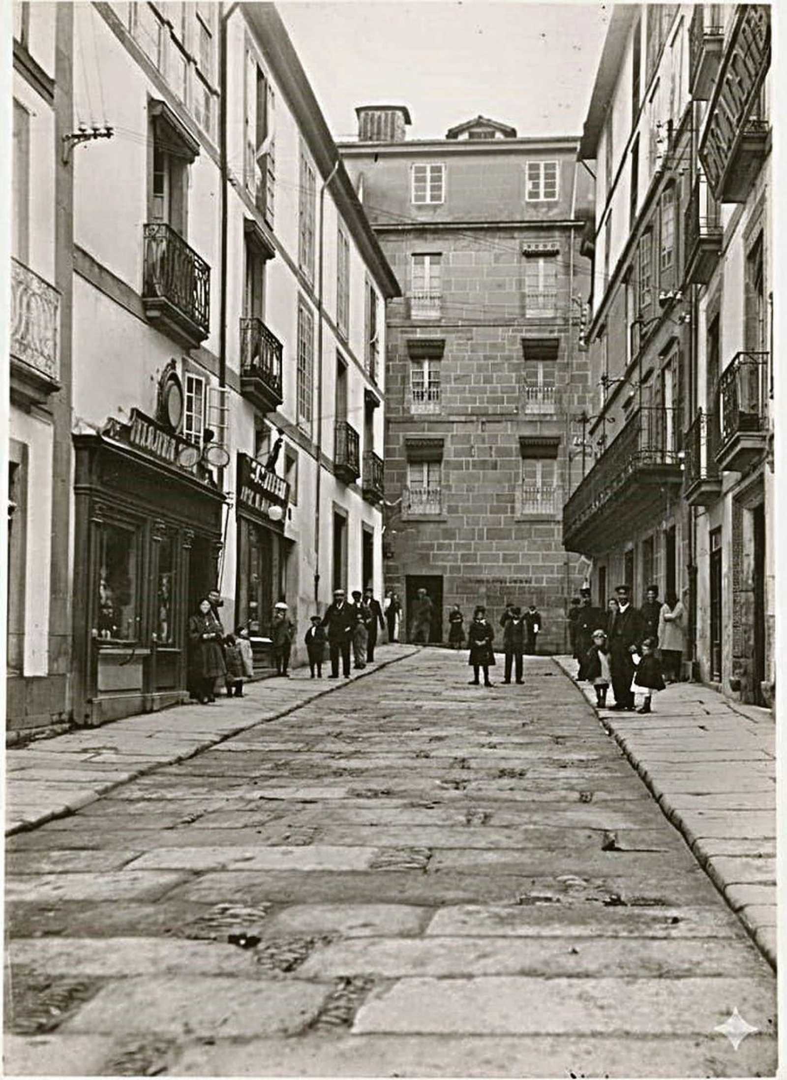 Avda. de Pontevedra en aquellos años en que se conocía como calle Pereira en honor el primer embajador español en China Juan Manuel Pereira de Castro que residió durante muchos años en nuestra ciudad. En una fotografía hecha por Ático Noguerol.