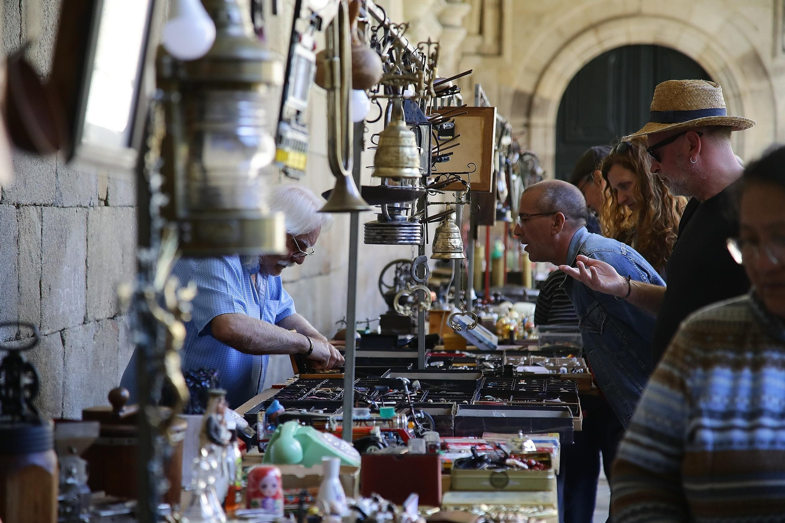 Uno de los visitantes observa las artesanías a la venta en uno de los puestos del Claustro.