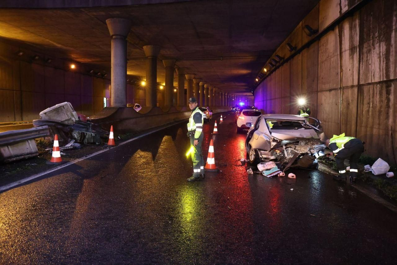 La Guardia Civil de Tráfico inspecciona el vehículo siniestrado e intenta reestablecer la normalidad en la VG-20.