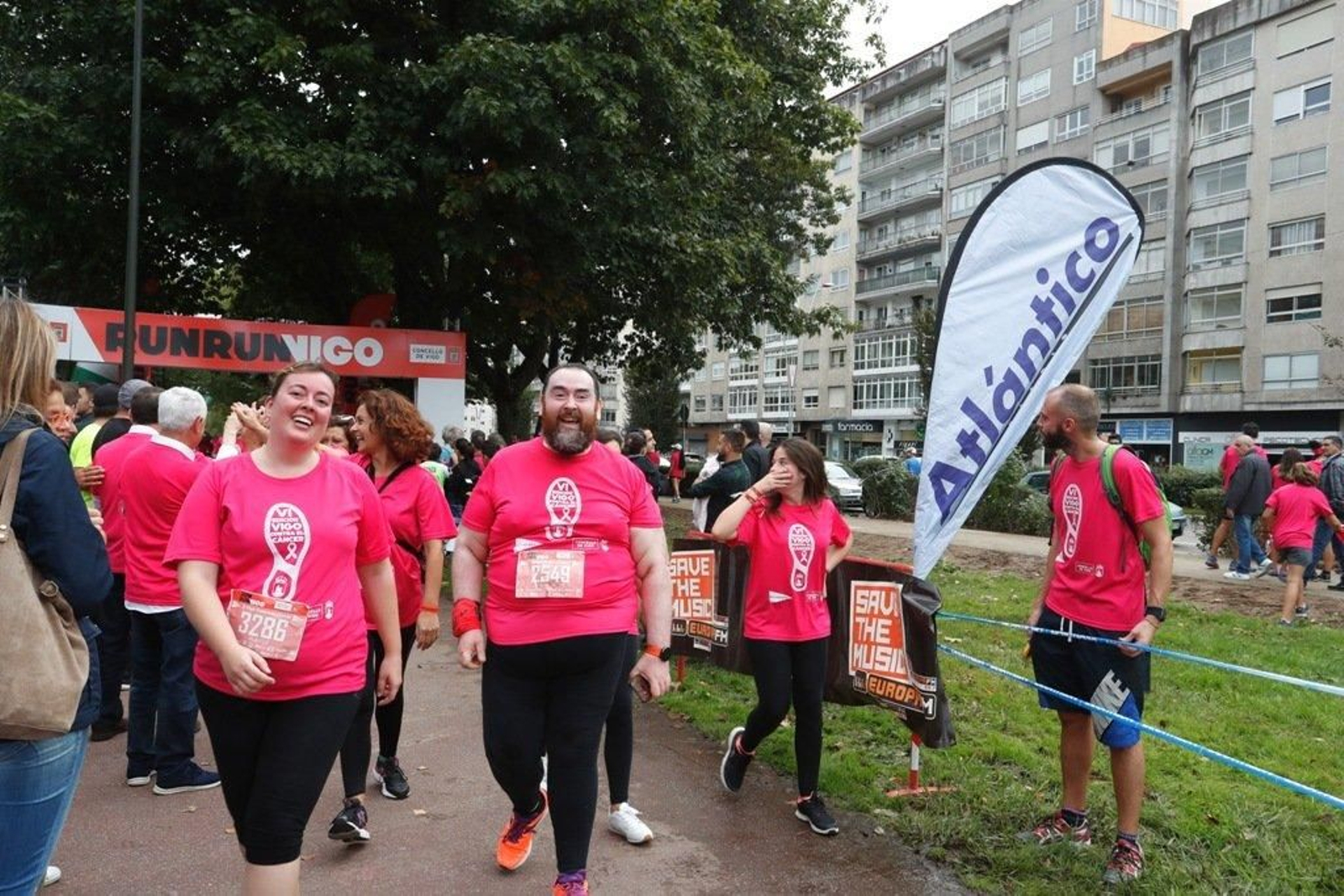 El color rosa abarrotó la Avenida de Castelao - JV Landín 078