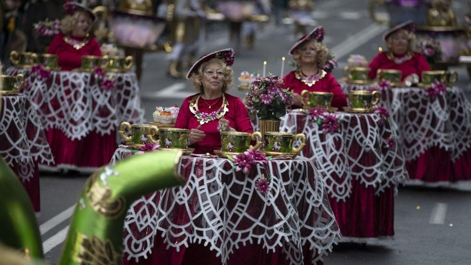 La propuesta de la comparsa Ciklon con “A hora do café”, que combinaba tazas con teteras.