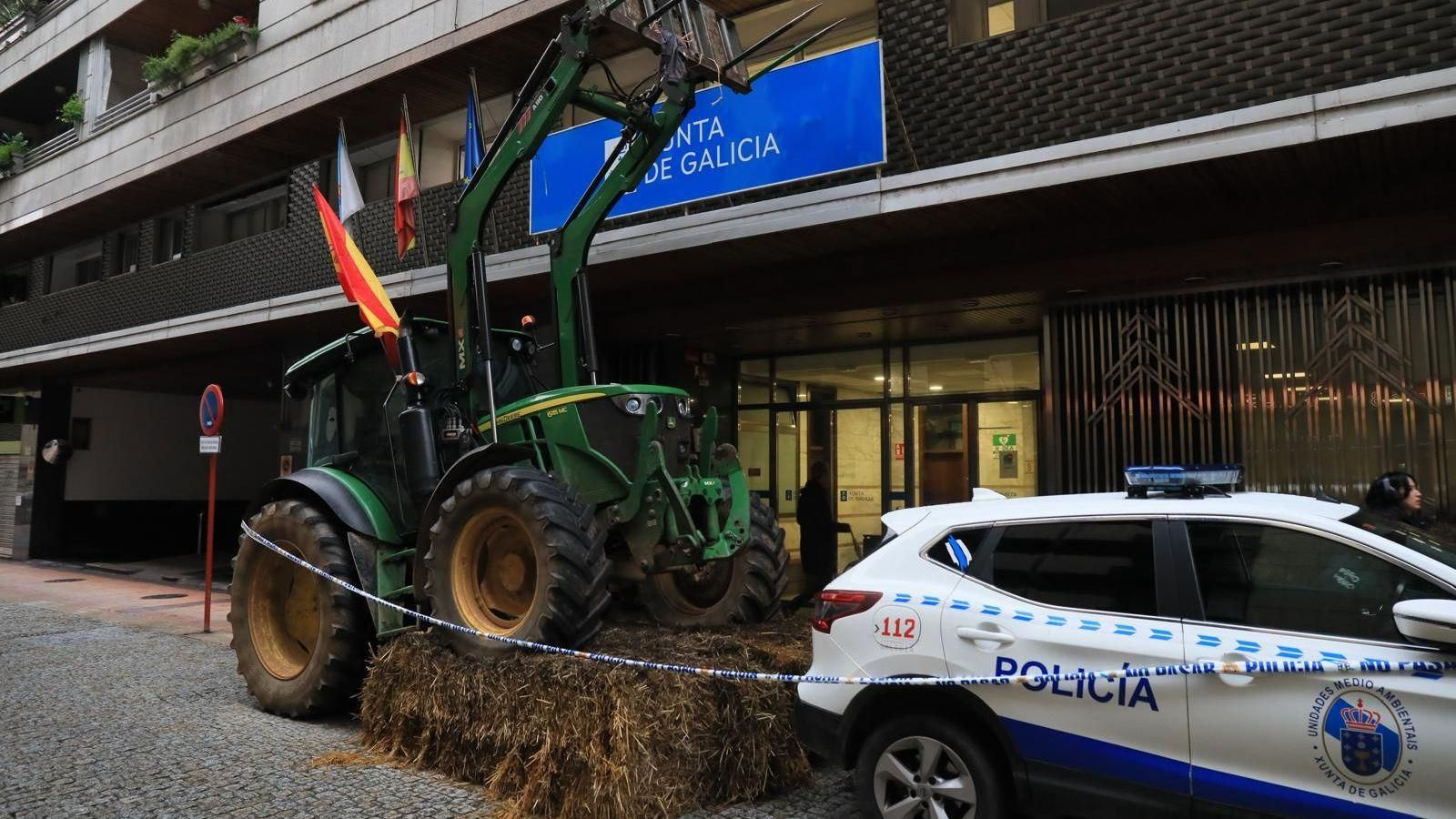 Tractor y rollos de paja delante de Medio Rural