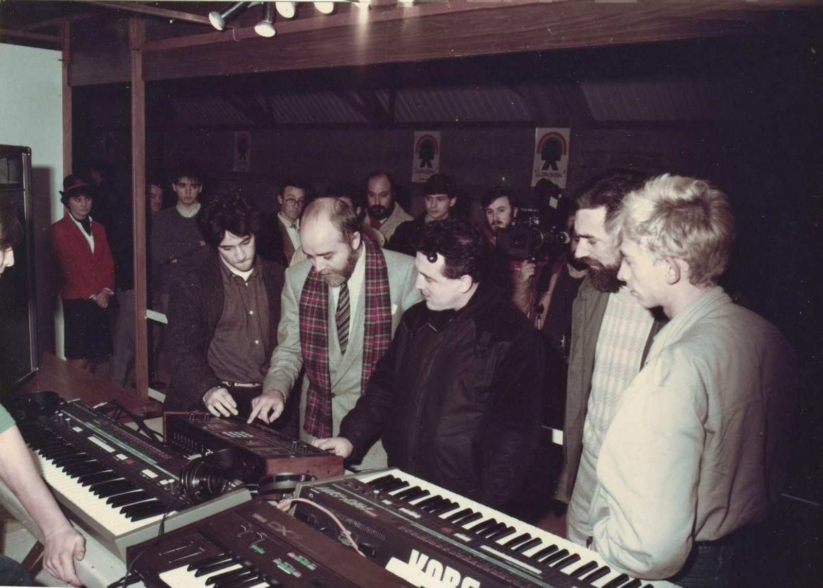 El alcalde Manuel Soto y Paco Santomé (2ºDer.), con el músico Bibiano Morón y amigos de la Movida Viguesa.