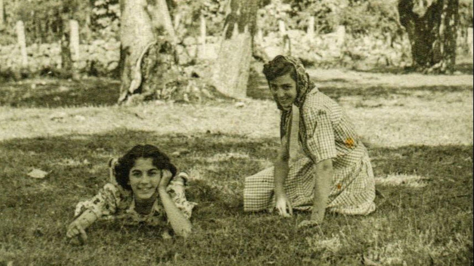 Con 14 anos coa súa irmá Ana María (dta.) no Campo de Roma, que segue a ser o epicentro da vida en Piñor.