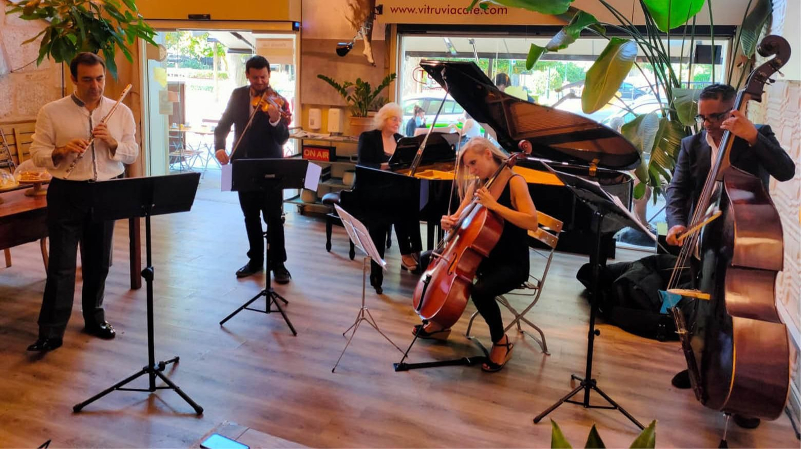 Vicus Mare son Rasa Biveiniene (piano), Susanna Blanco (chelo) y Leonardo Blanco (violín).