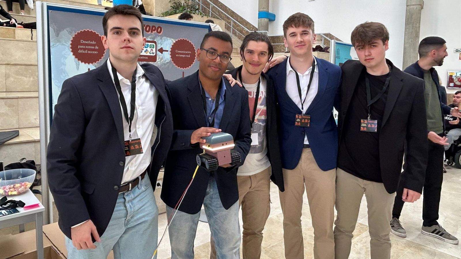 Guillermo, Pablo, Santiago, Sergio y Raúl, con ‘Robotopo’, que se puede controlar con un mando de videoconsola.