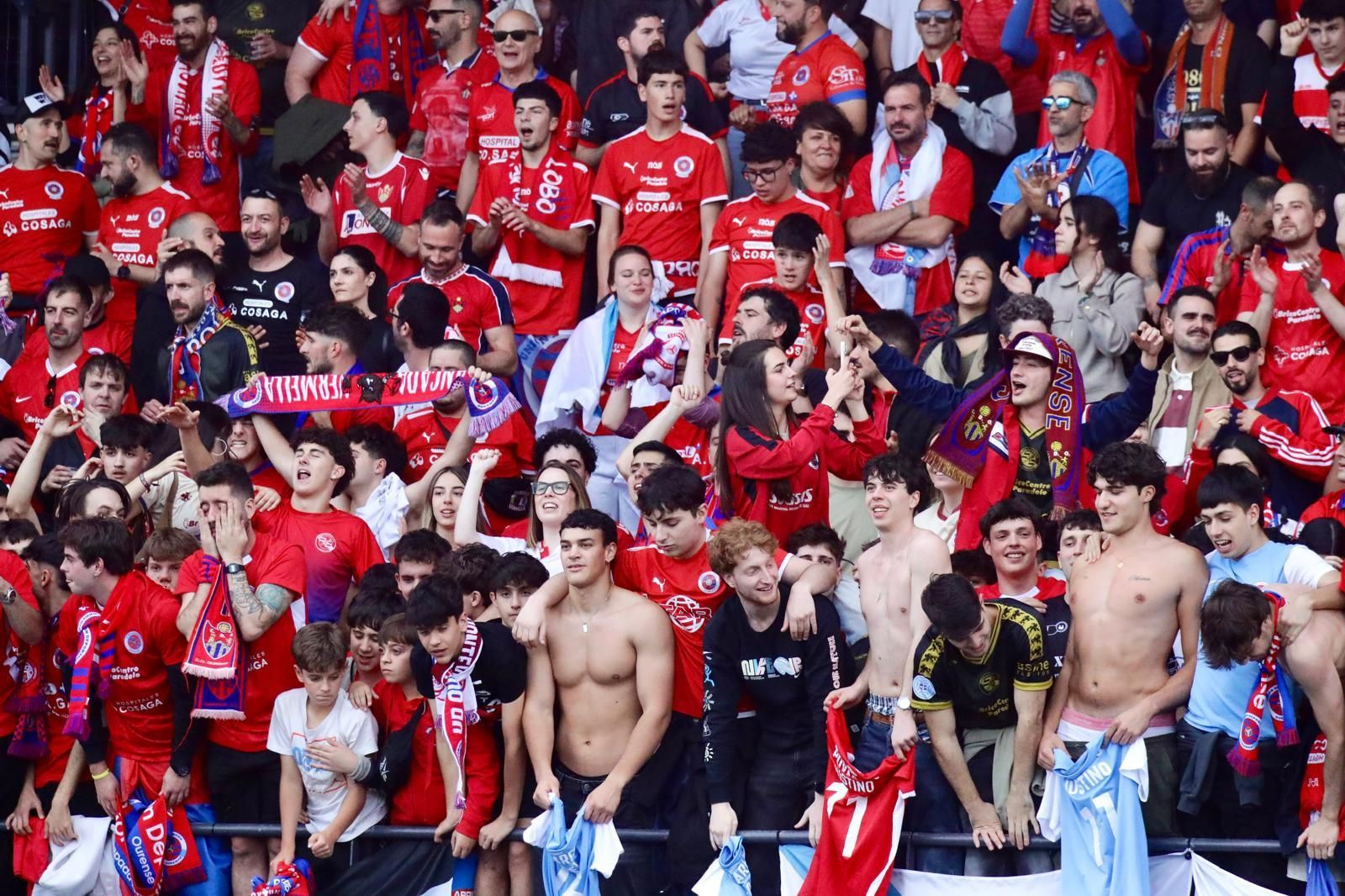La grada no dejó de animar al equipo en los noventa minutos de partido.