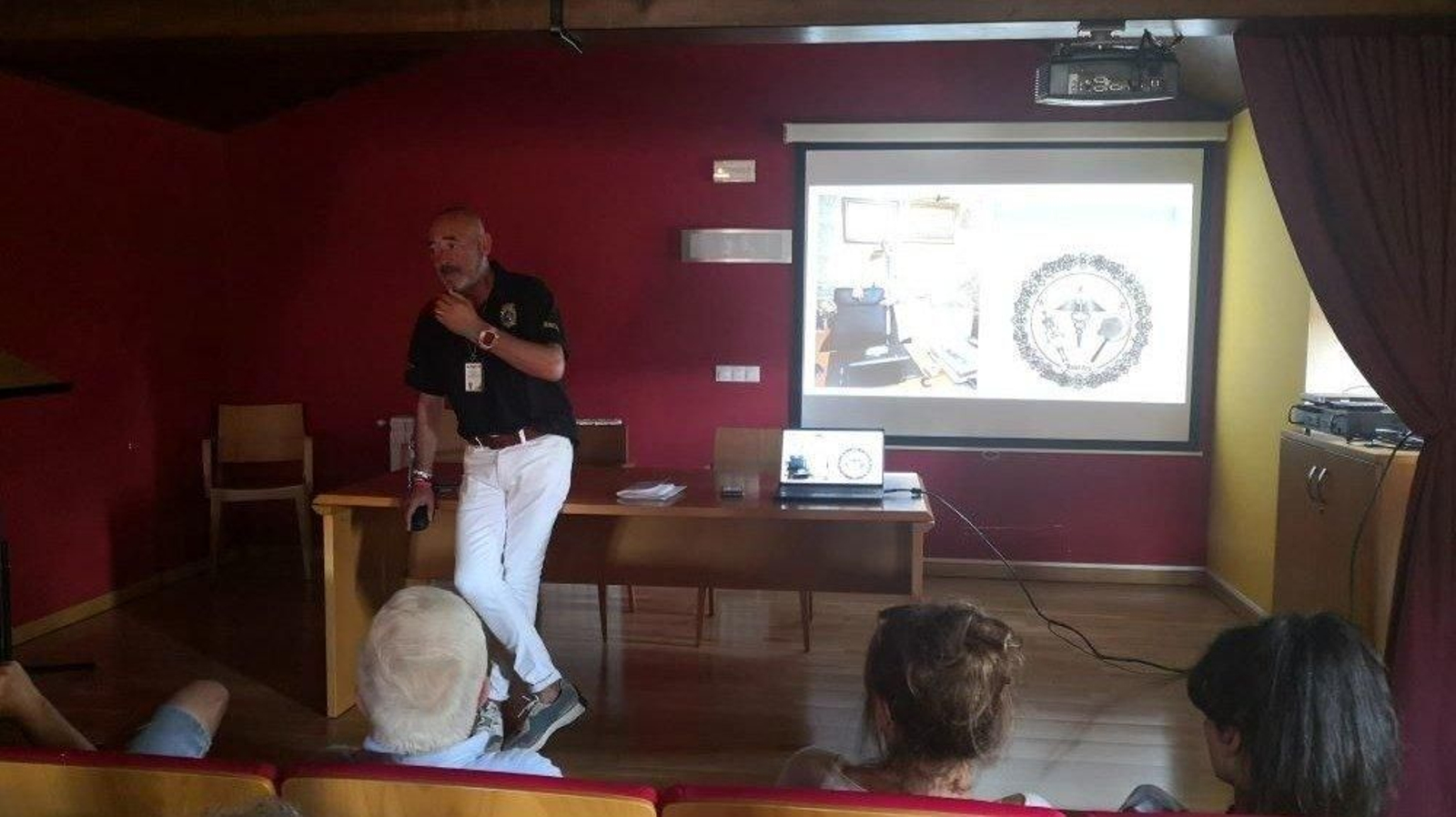 O criminólogo Fernando Gándara charla cos veciños.