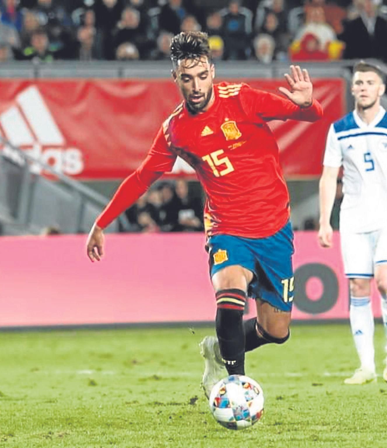 Brais Méndez se dispone a golpear el balón en la acción del gol anoche.