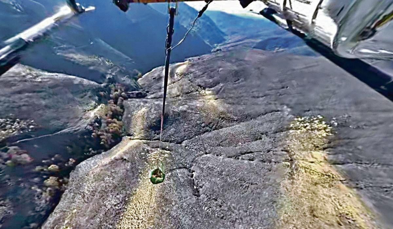 Realización de tarefas de mulching desde un helicóptero.