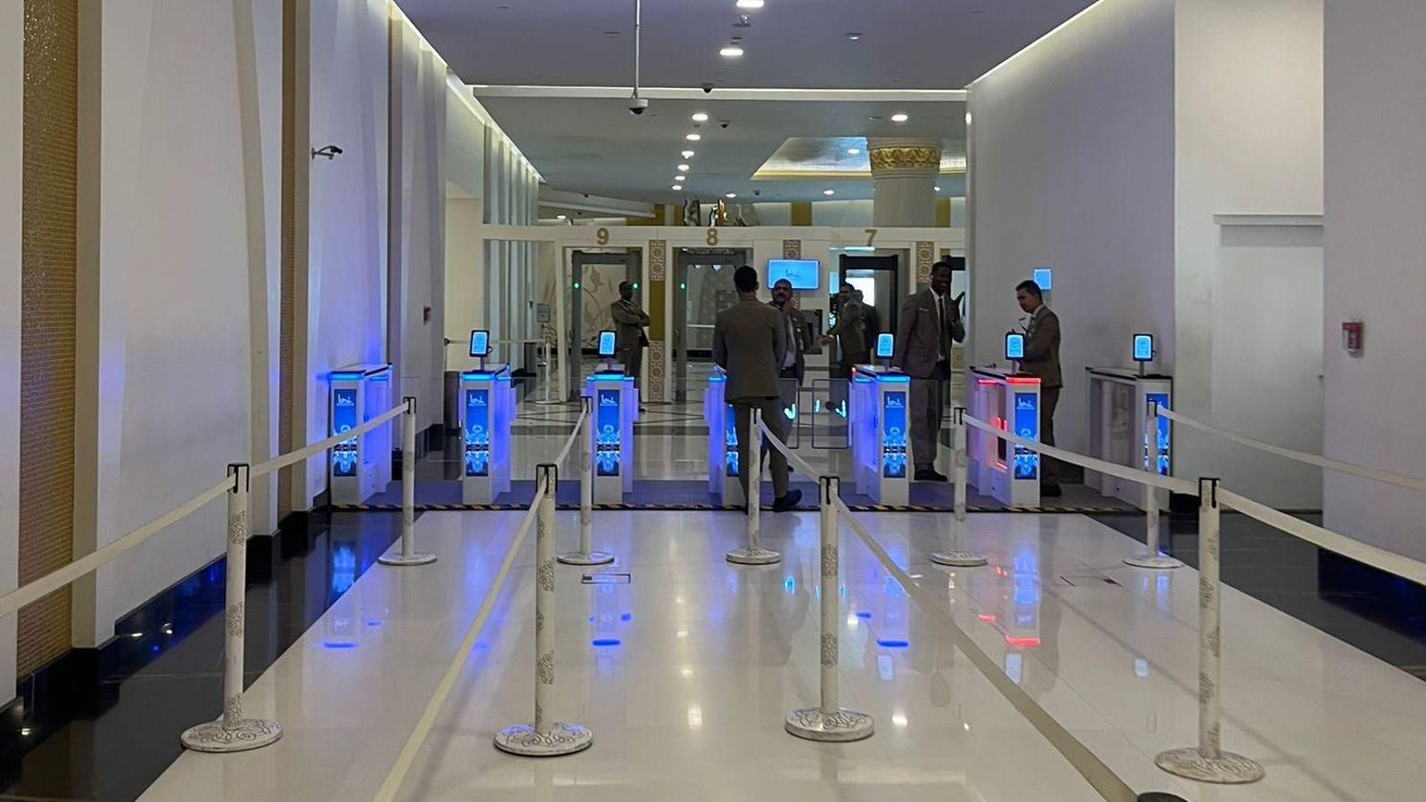 Control de acceso para una instalación turística en Dubái, vacía