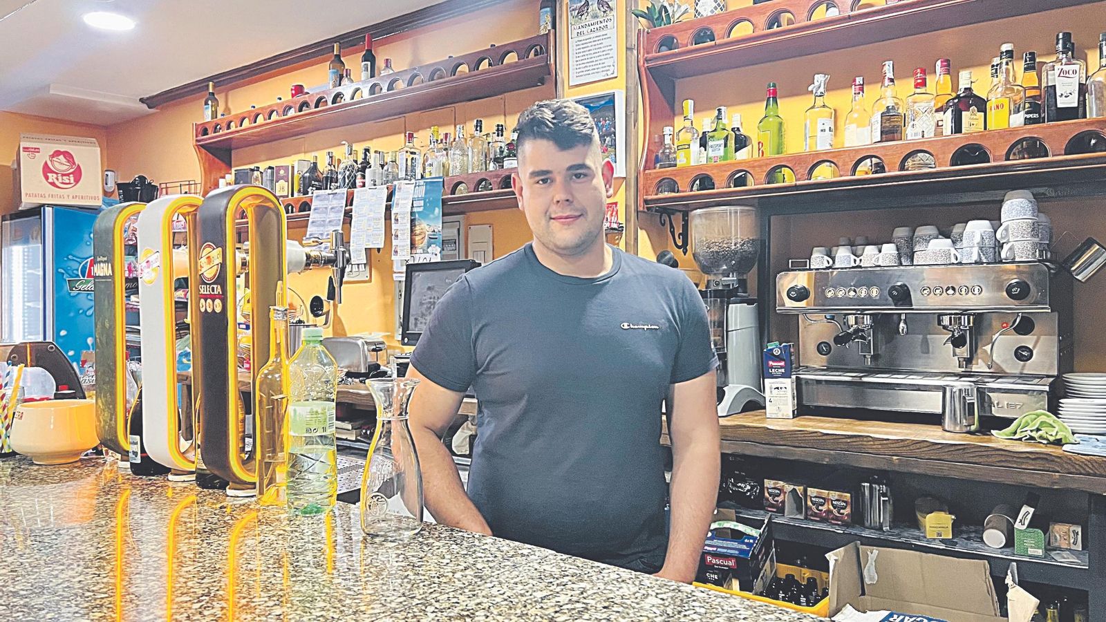 Cristian Fernández, propietario del Restaurante Casa Chías en Viana do Bolo. (CRISTINA CLAVERÍA)