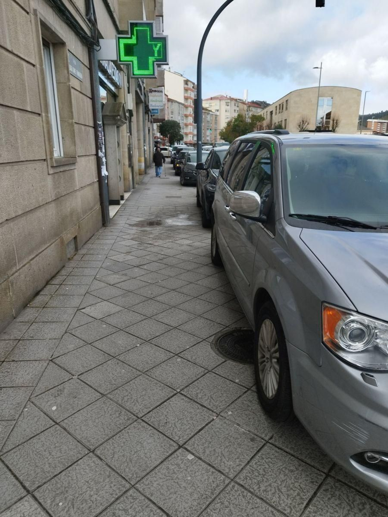 Coches mal aparcados en A Ponte frente a la estación.