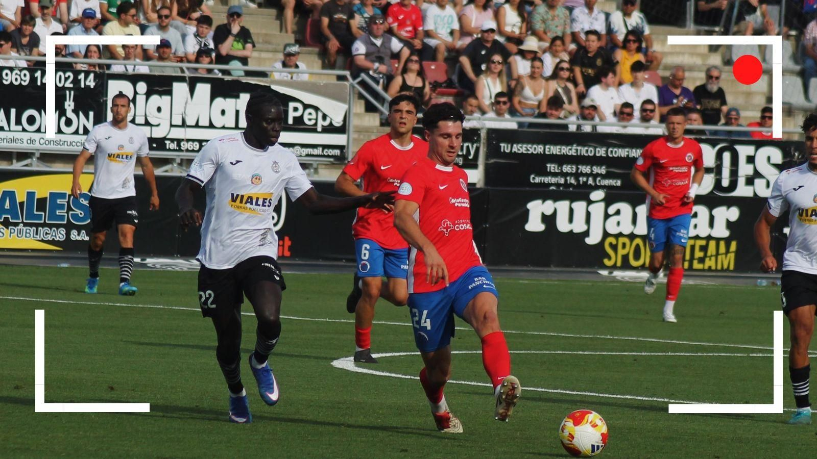Lucas Puime es perseguido por Vite Roque durante el encuentro entre la UB Conquense y la UD Ourense.