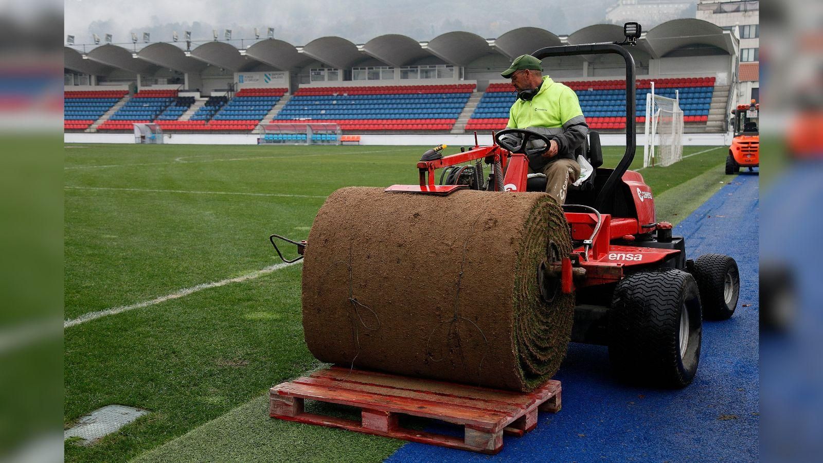 Los técnicos trabajan a toda velocidad para tener listo el terreno de juego.