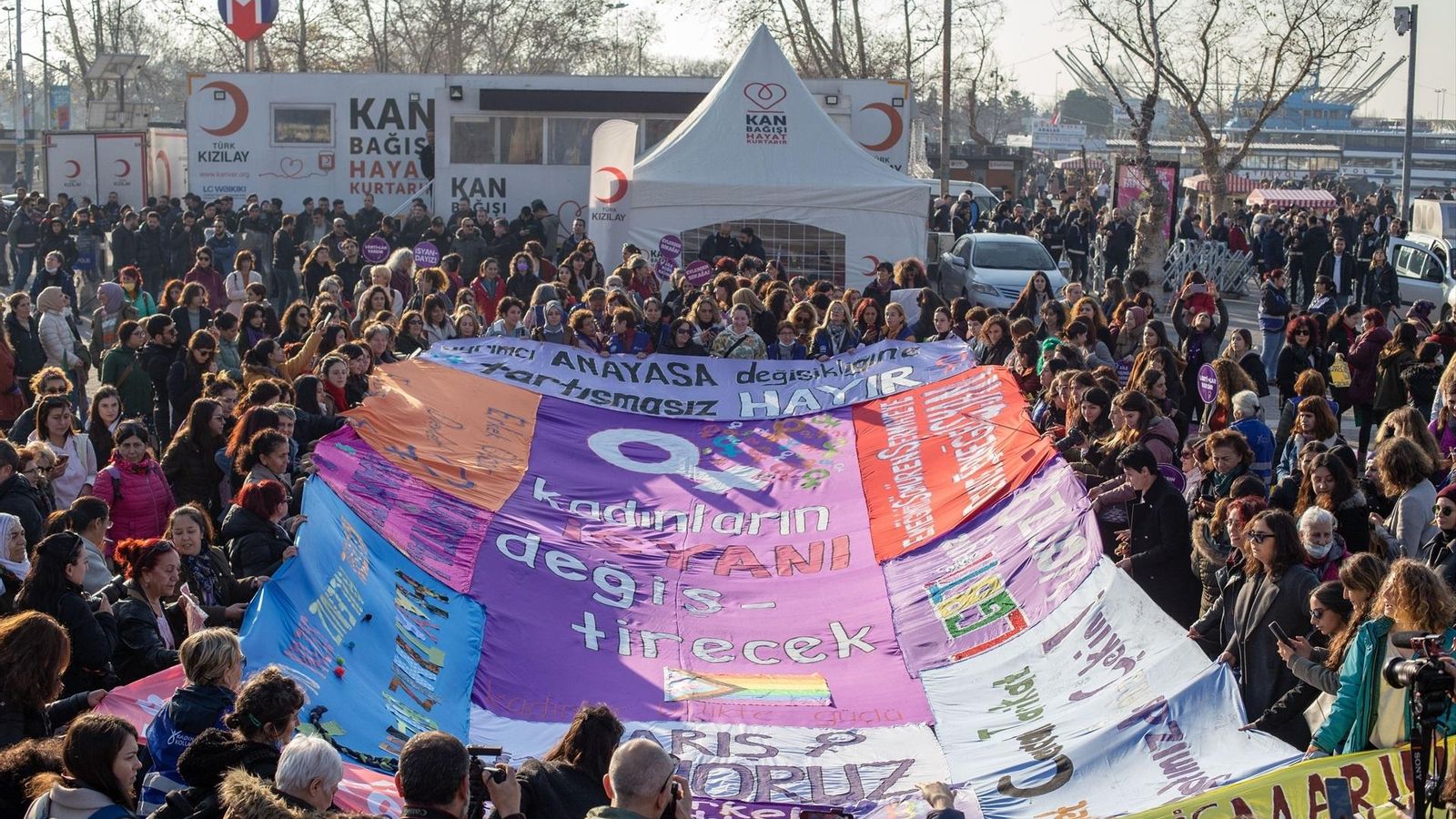 Protestas a favor de los derechos LGTBI+ en Estambul