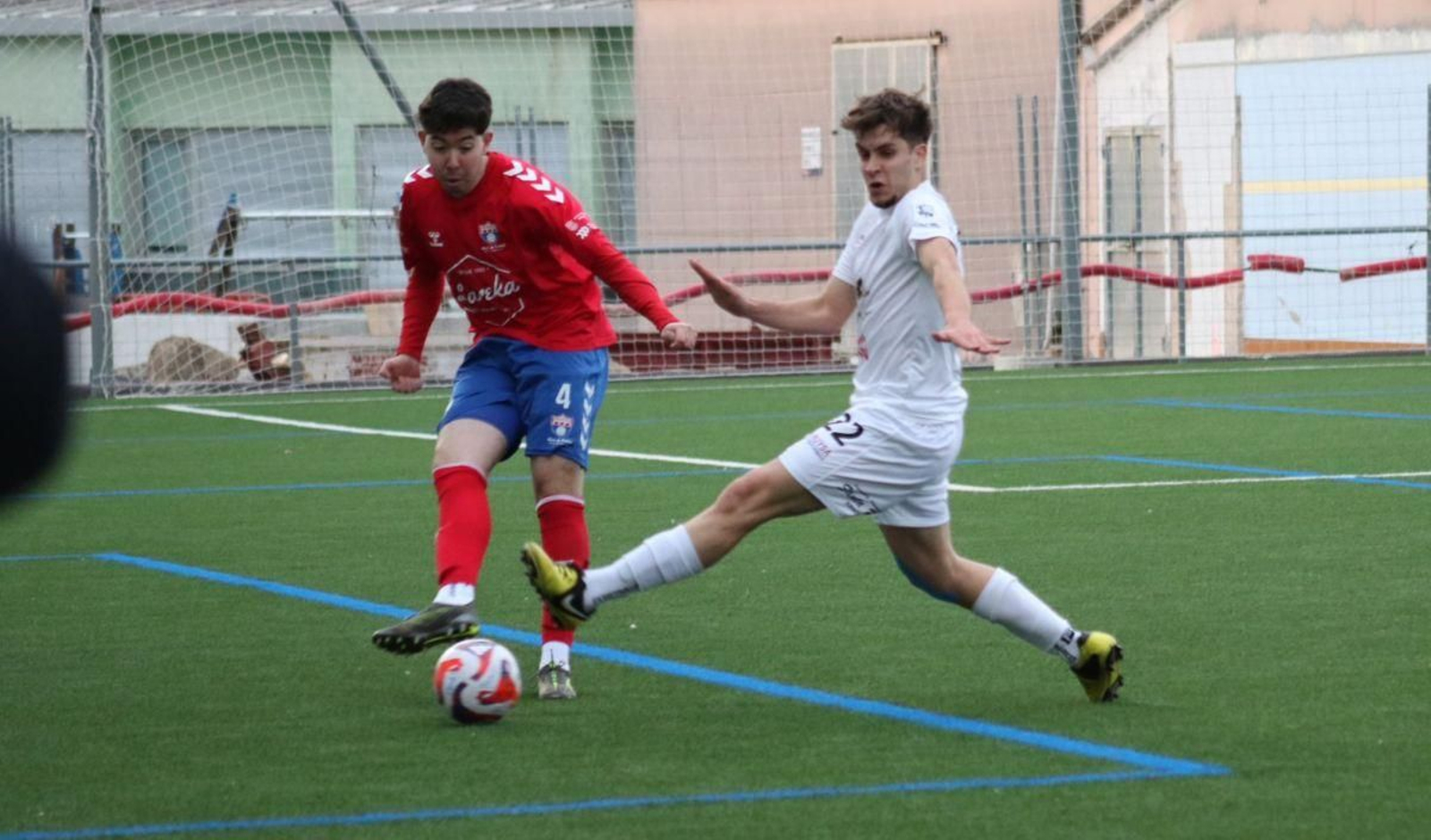 El delantero del Arnoia, Diego López, presiona a Cubillo, defensa del Umia.