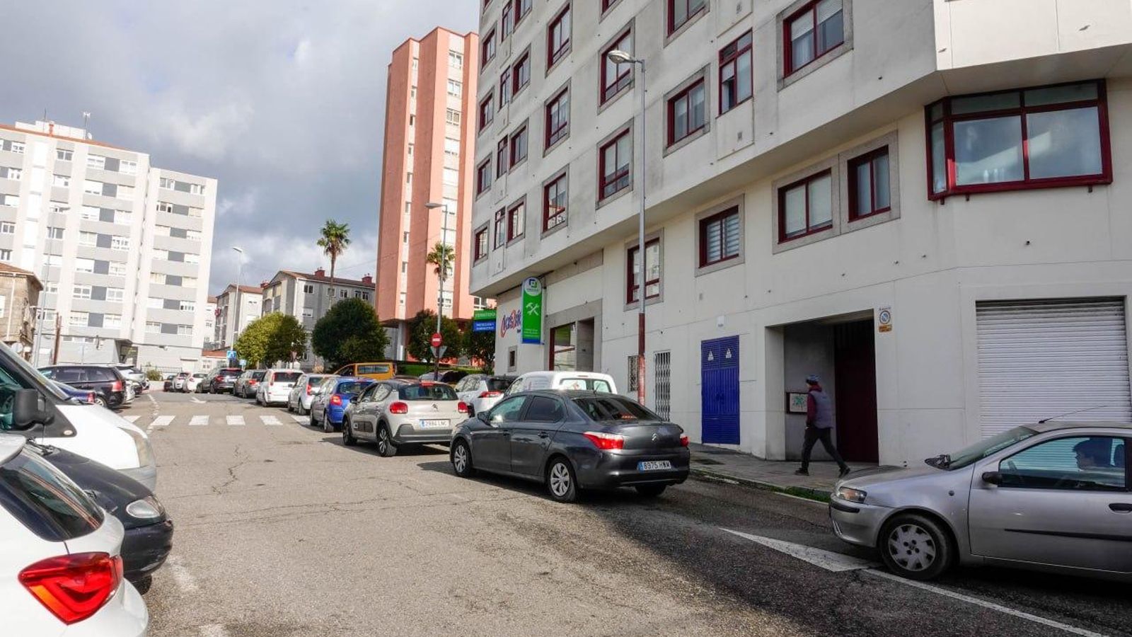 Largas filas de coches en Enrique Lorenzo hacia Guixar.