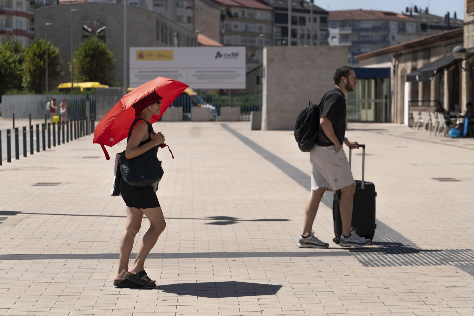 Galería | Viajeros, peregrinos y ourensanos viven una jornada de intenso calor en Ourense, en fotos