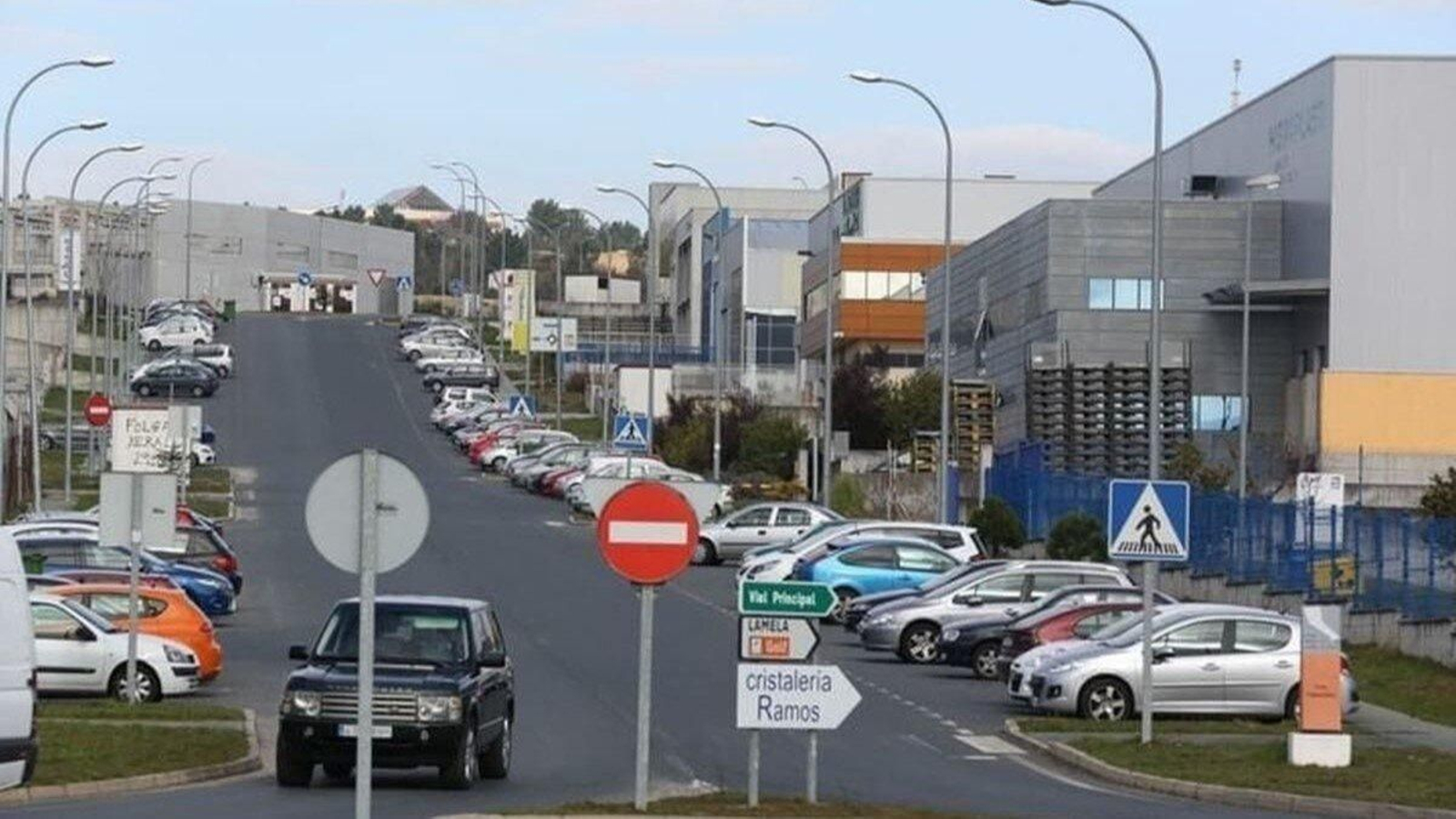 Vista dunha das rúas principais do parque empresarial do Pereiro de Aguiar.