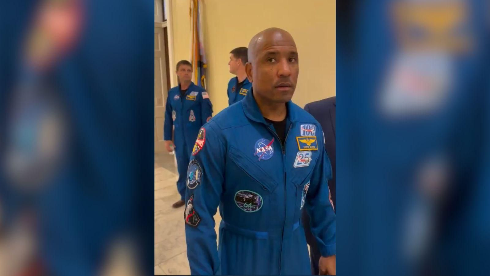 Los astronautas de Artemis II siendo increpados por un negacionista