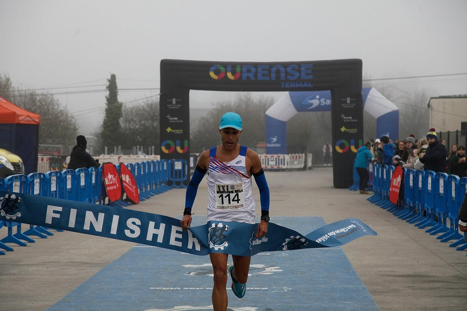 Corredor del Atletismo Torrelavega, Pablo Otero cruzando la meta.