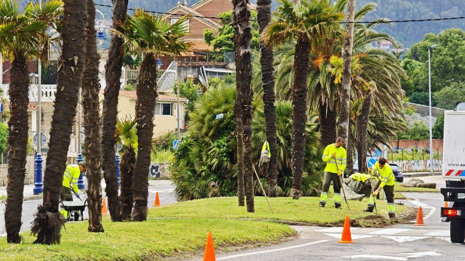 Samil se engalana para el próximo día 30, con altavoces ya instalados, vehículos militares y operarios trabajando en la limpieza