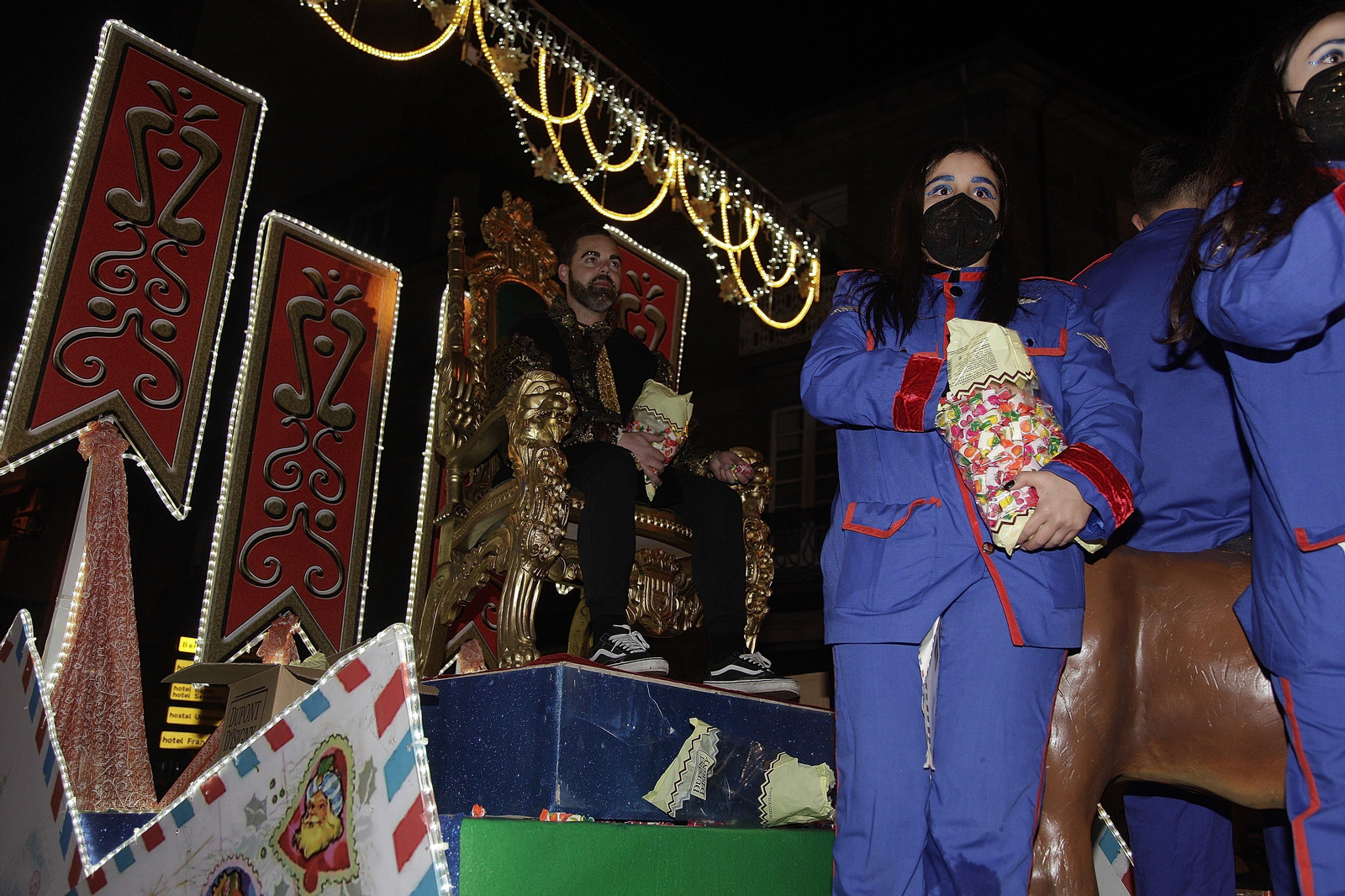 2OURENSE. La comitiva de los Reyes, que lanzaron caramelos al público.// Miguel Ángel