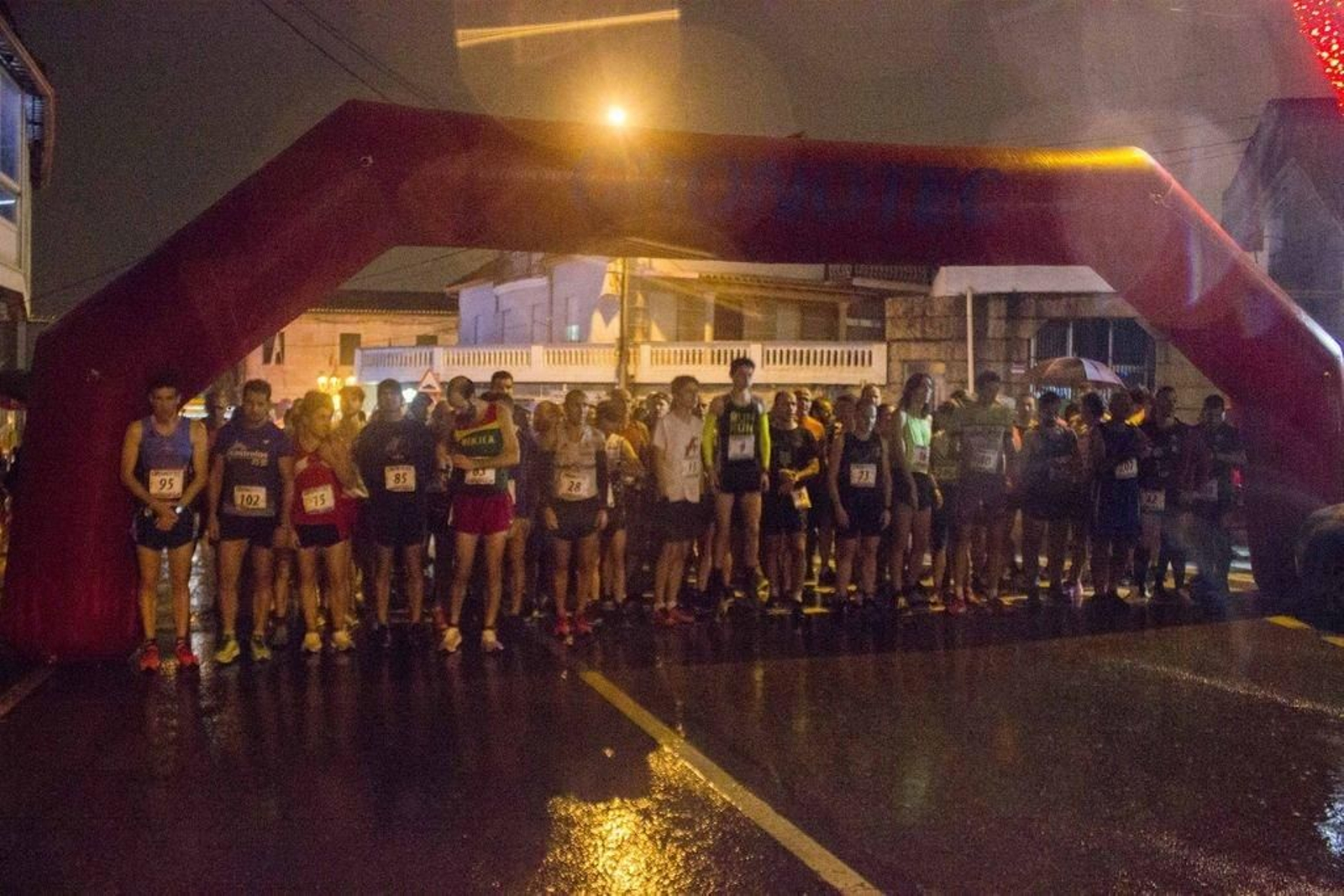 Salida de la carrera absoluta, que se desarrolló bajo una intensa lluvia en la parroquia de Bembrive.
