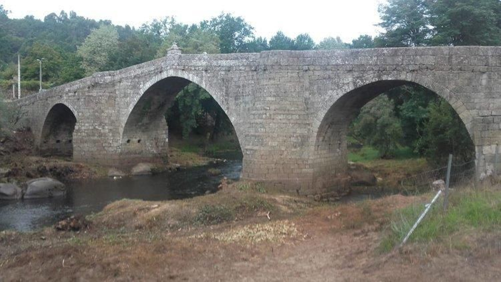 Aspecto del puente medieval de San Clodio, tras las labores de limpieza.