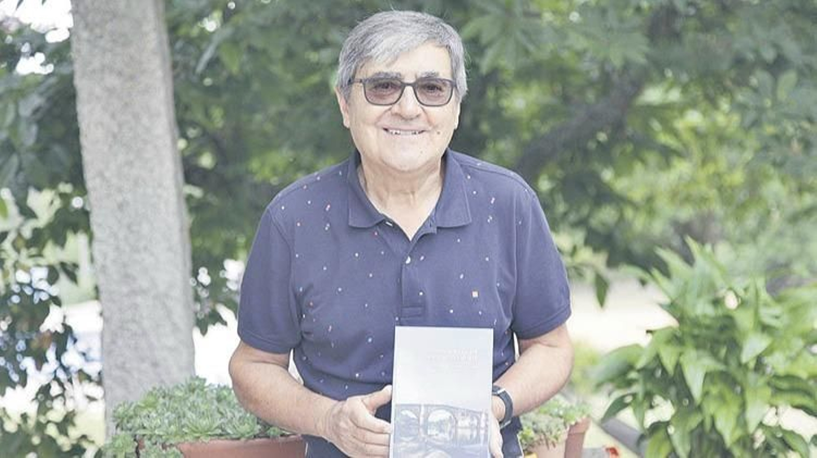 Tabarés posa en su domicilio con uno de los ejemplares de su obra. (MIGUEL ÁNGEL)