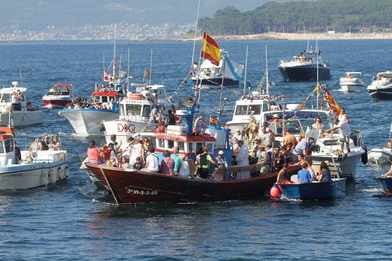 Coruxo celebró su día grande con la procesión marítima en honor a la Virgen del Carmen, que salió desde el muelle de Canido.