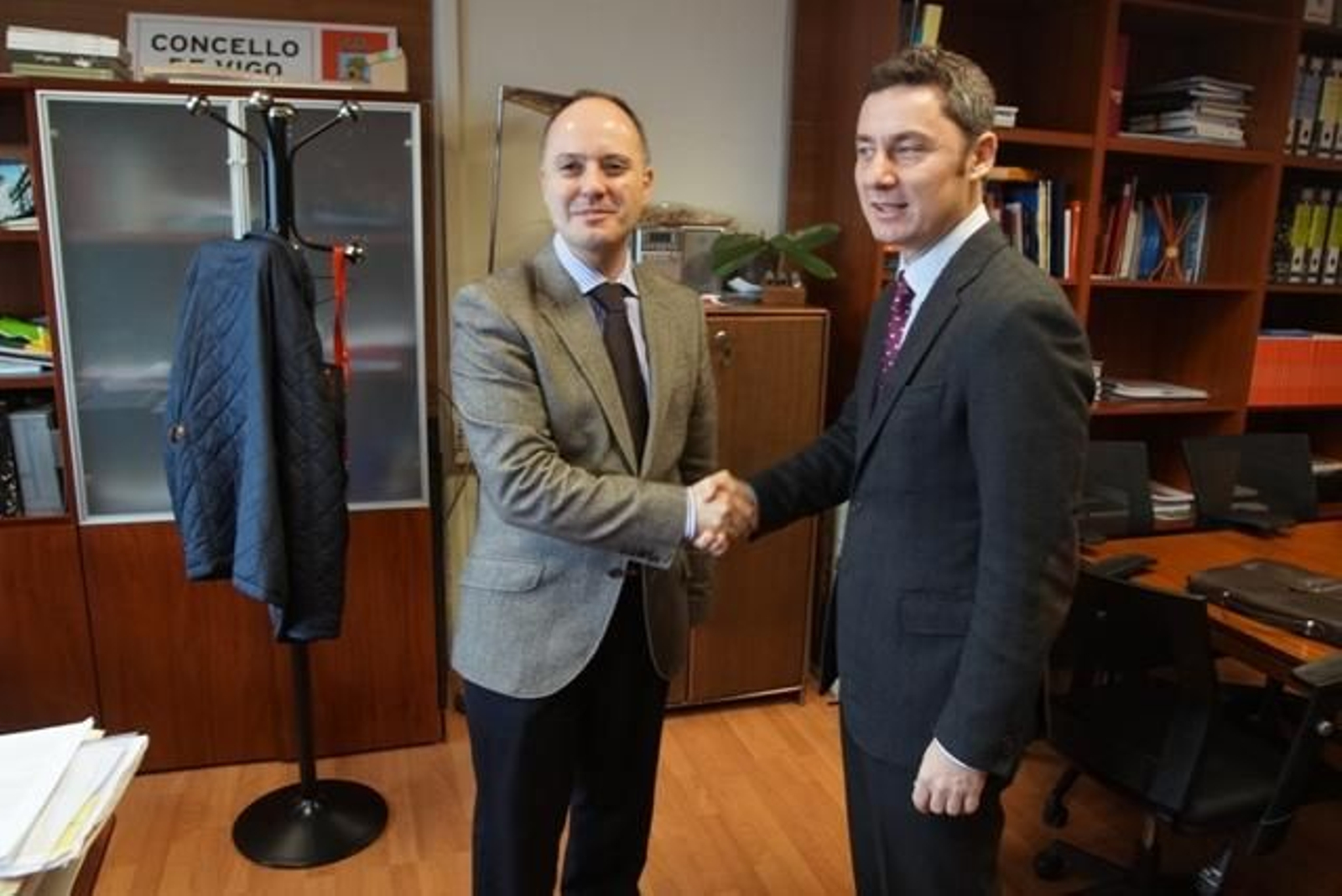 David Regades y Miguel Fidalgo se saludan antes del inicio de la reunión del pasado martes