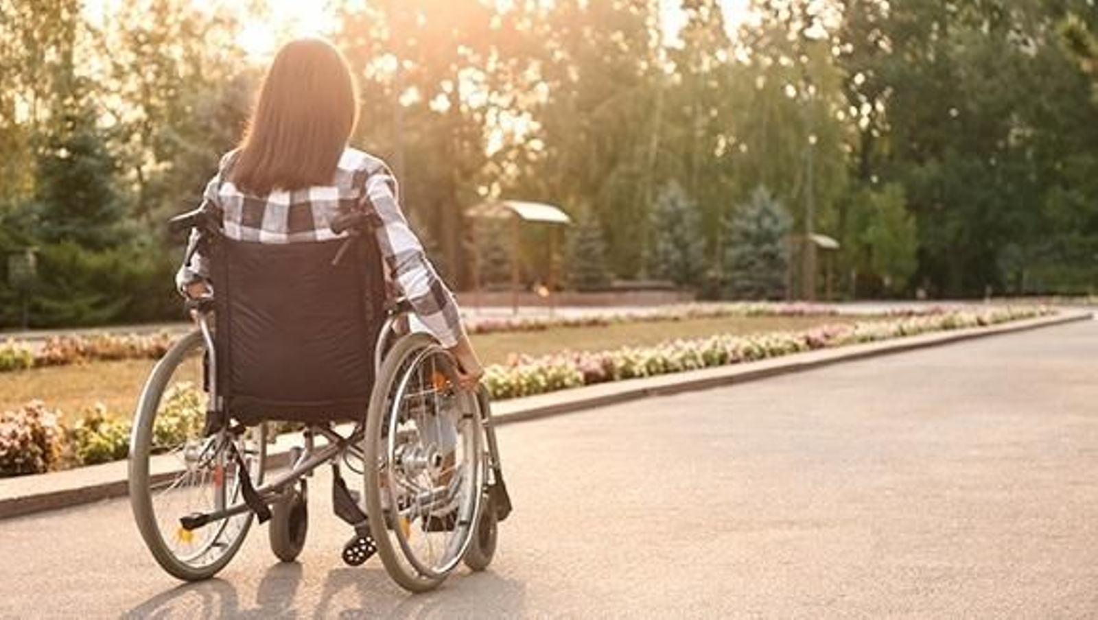 Una mujer pasea por un parque