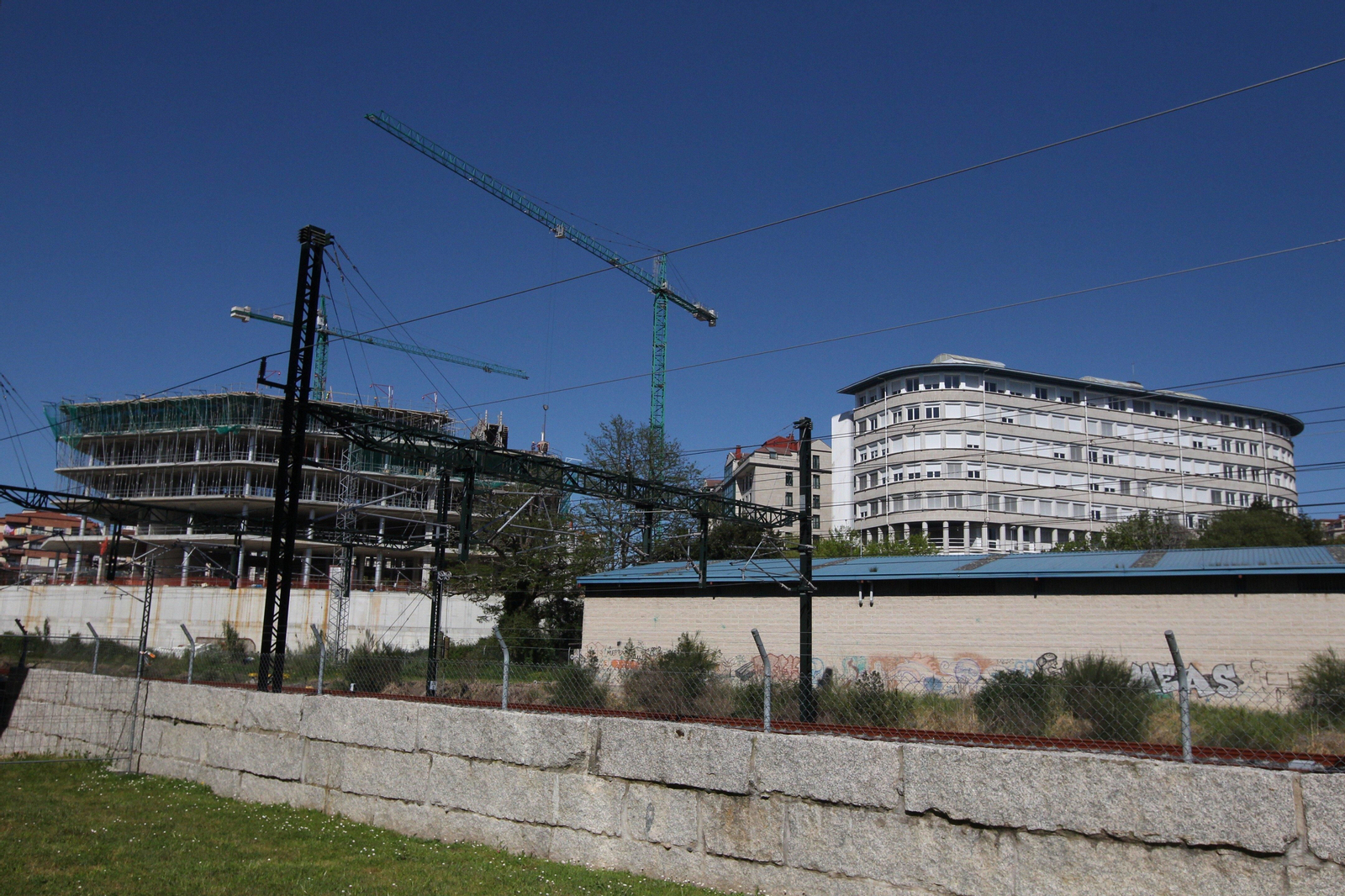 Edificio judicial A Parda (izquierda) que se construye anexo al actual (derecha).