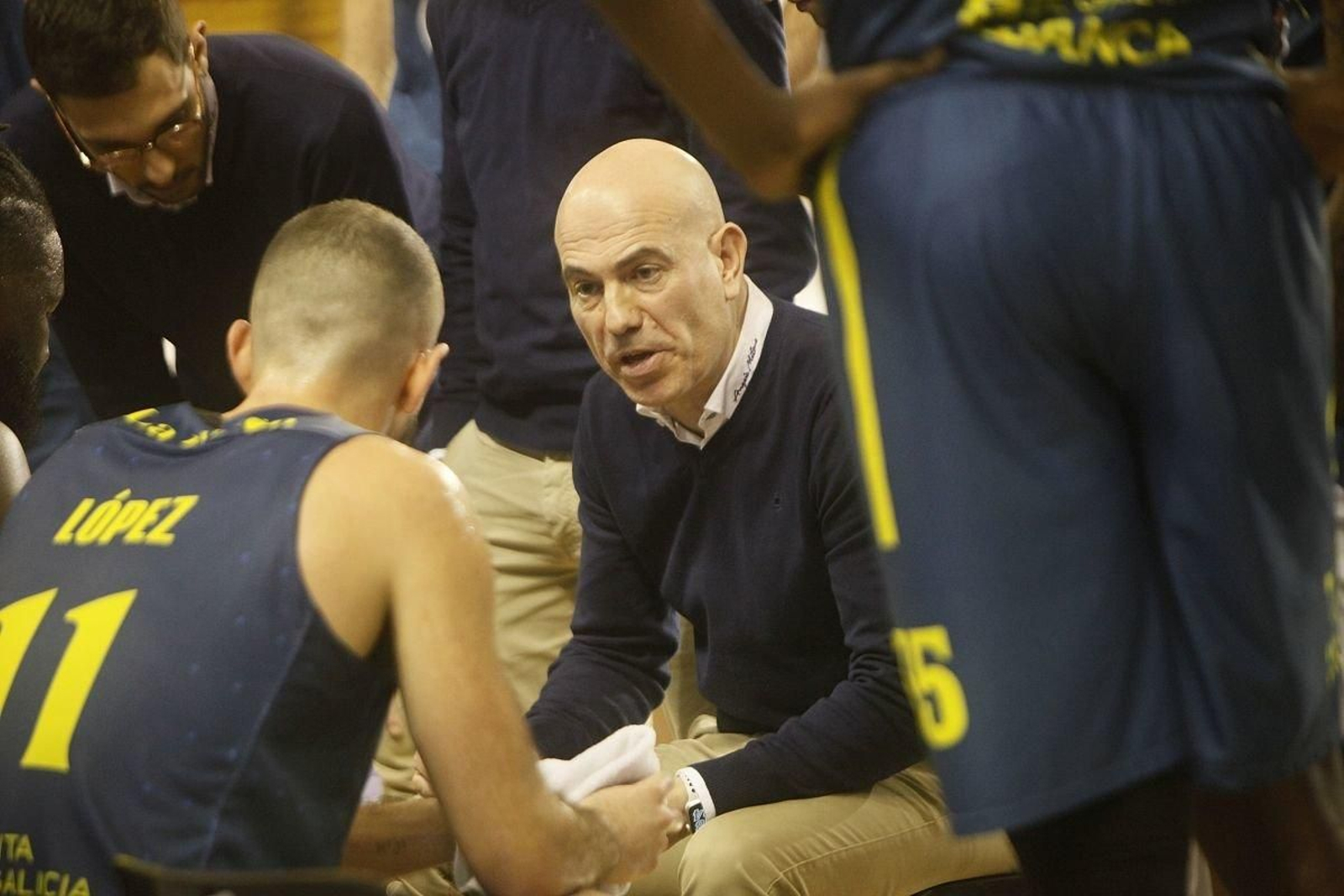 El técnico Félix Alonso, en un tiempo muerto en el Pazo.