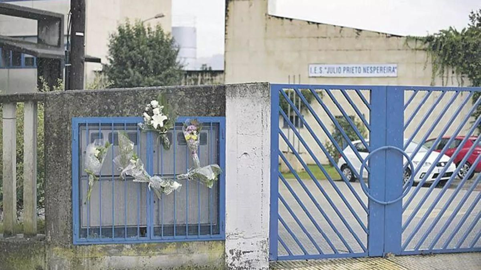 El Sexto Instituto, con ramos de flores en homenaje al adolescente fallecido.