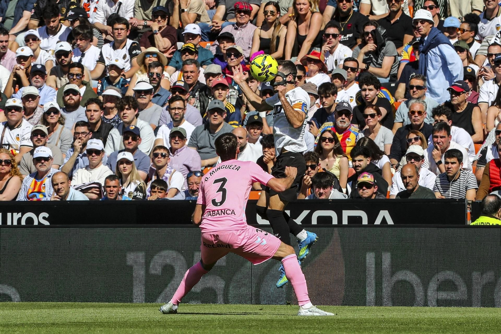 Mingueza busca el balón.