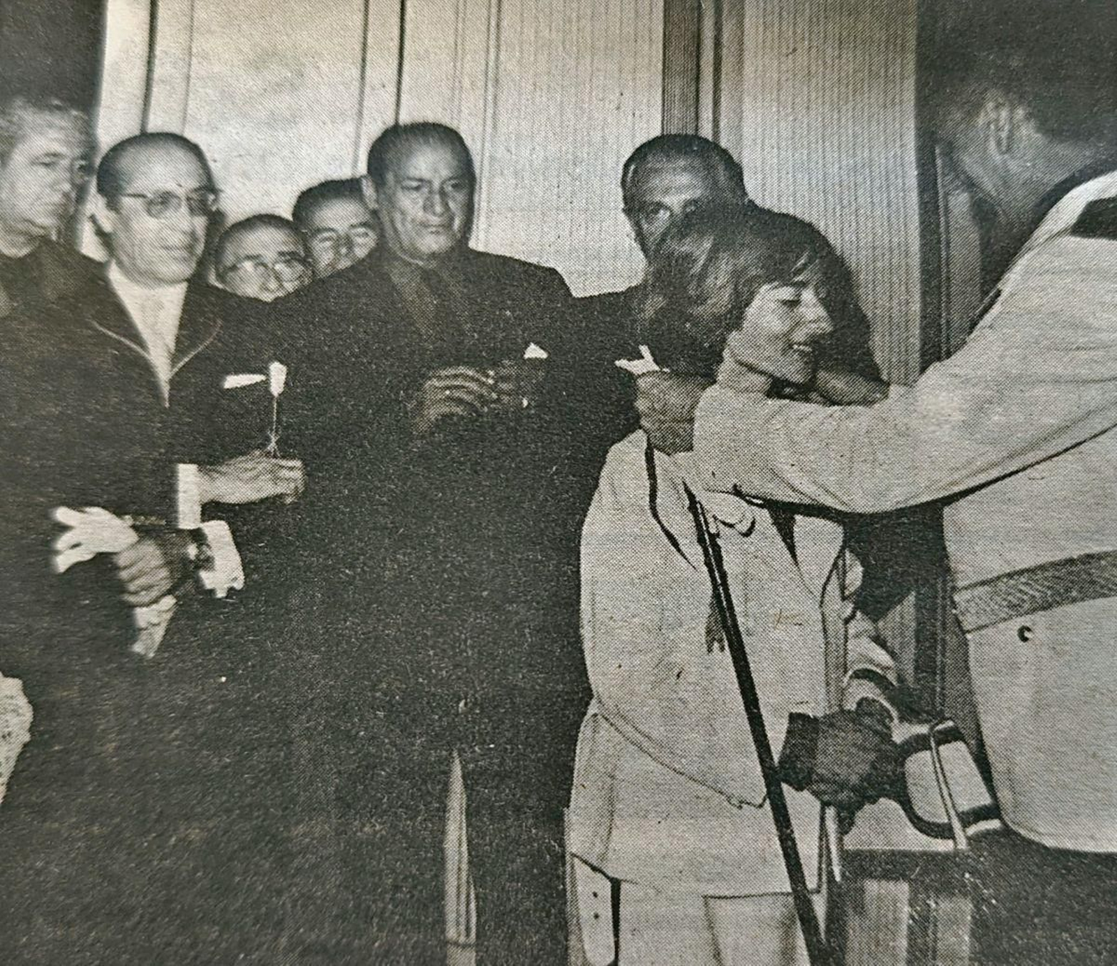 Libia Méndez Francisco recibe su condecoración de manos del gobernador civil.