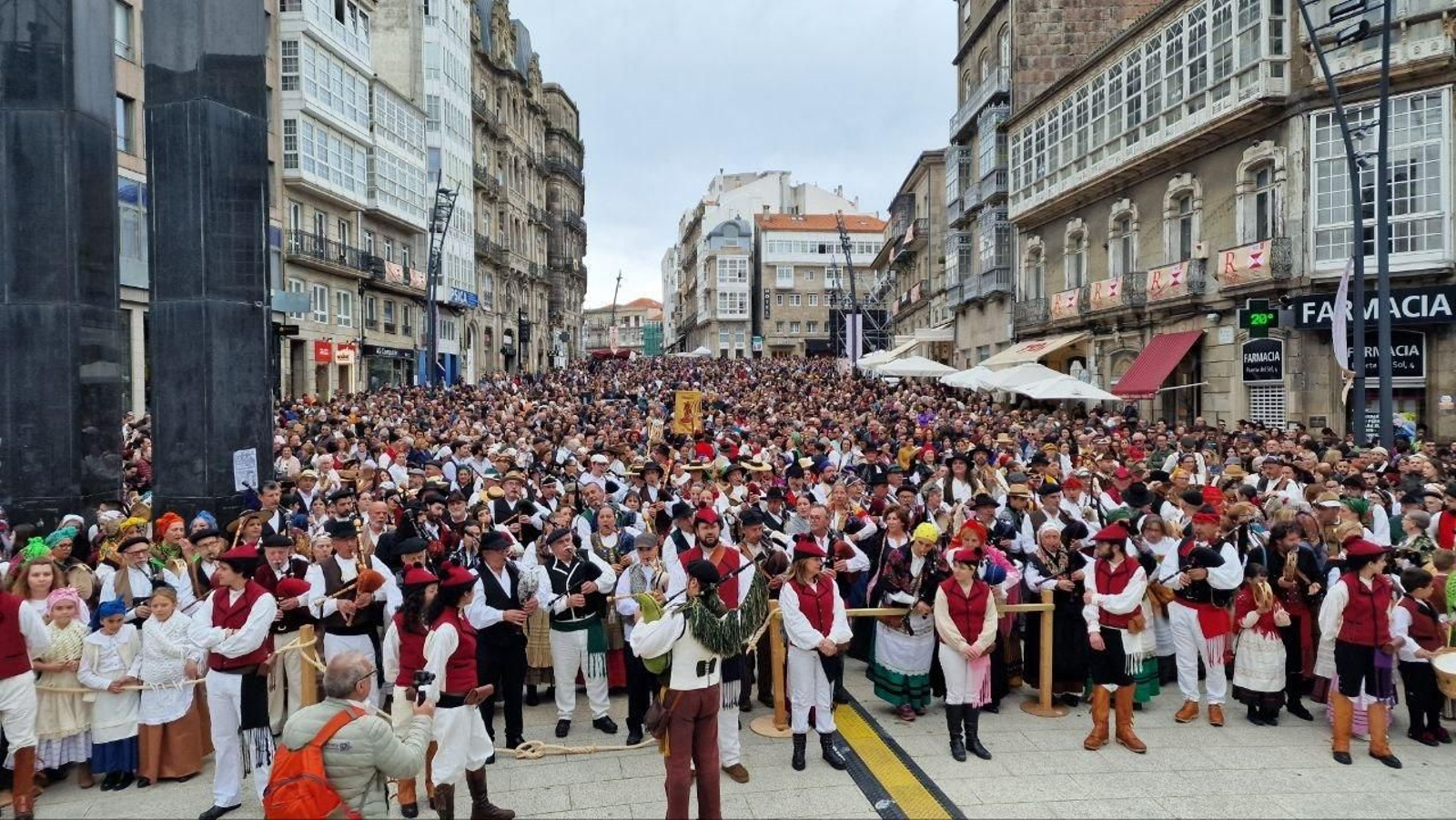Gente esperando en Porta do Sol a la Reconquista 2024. // J.V. Landín